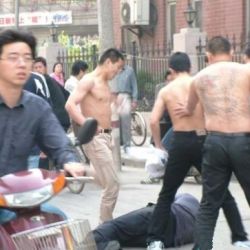 Gangstergruppen De Sorte Triader overfalder en mand på gaden
