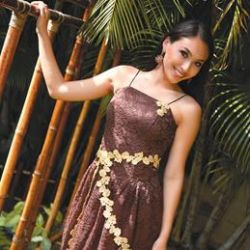 En kinesisk model i en brun kjole