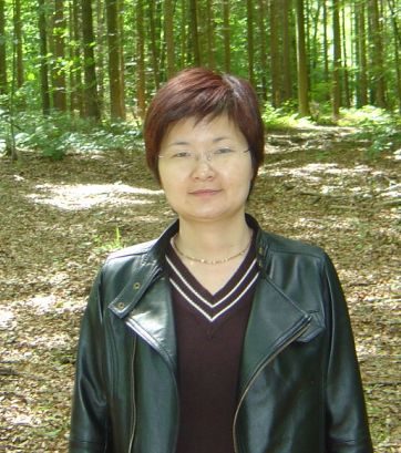Teri Qinghua Hansen i en bøgeskov på Fyn